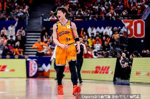 状态拉满！王哲林上半场4中2砍8分11篮板 罚球6中4
