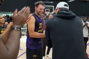 气氛很愉悦!雷迪克训练中向东契奇颁发了NBA年度最佳控球奖